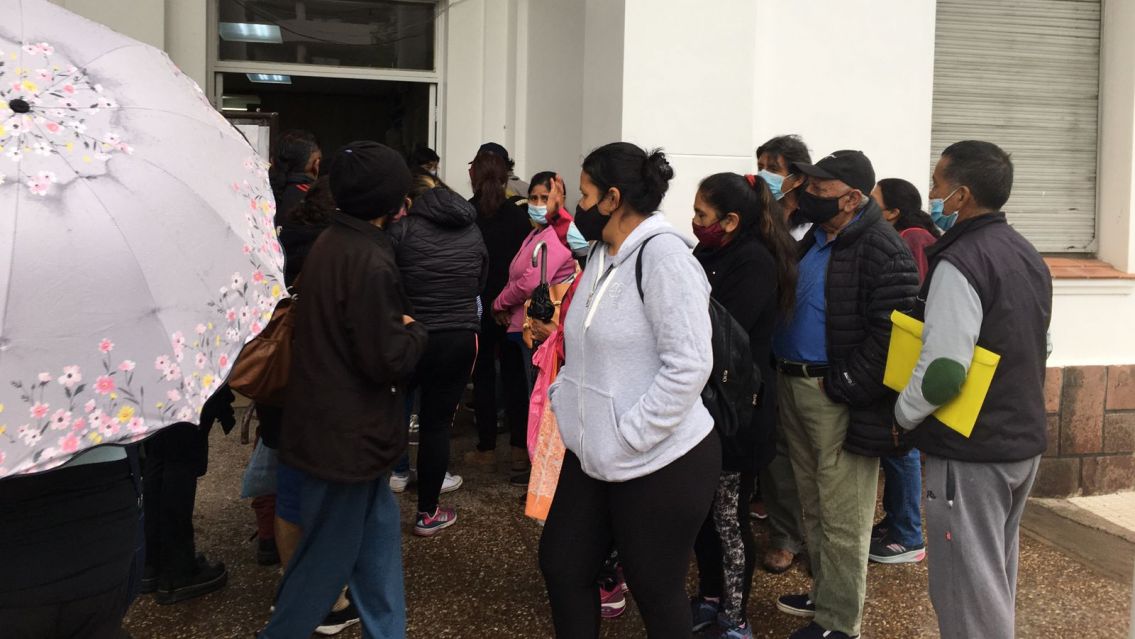 Juje�os mojados y a la intemperie esperan atenci�n m�dica: "Nos enferman peor"