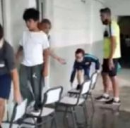 Se inundó una escuela y los alumnos hicieron un puente de sillas para cruzar de aula a aula