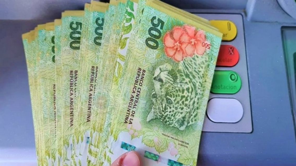 El Gobierno prepara un súper bono para trabajadores y planes sociales