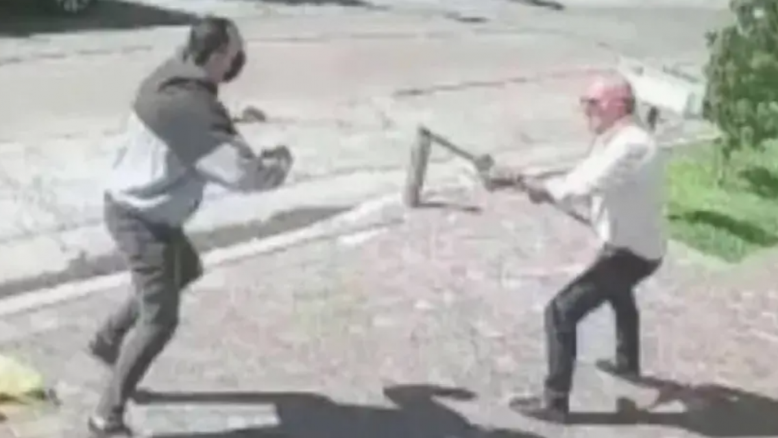 Intent� robarle a un jubilado y lo �nico que se llev� fue un escobazo