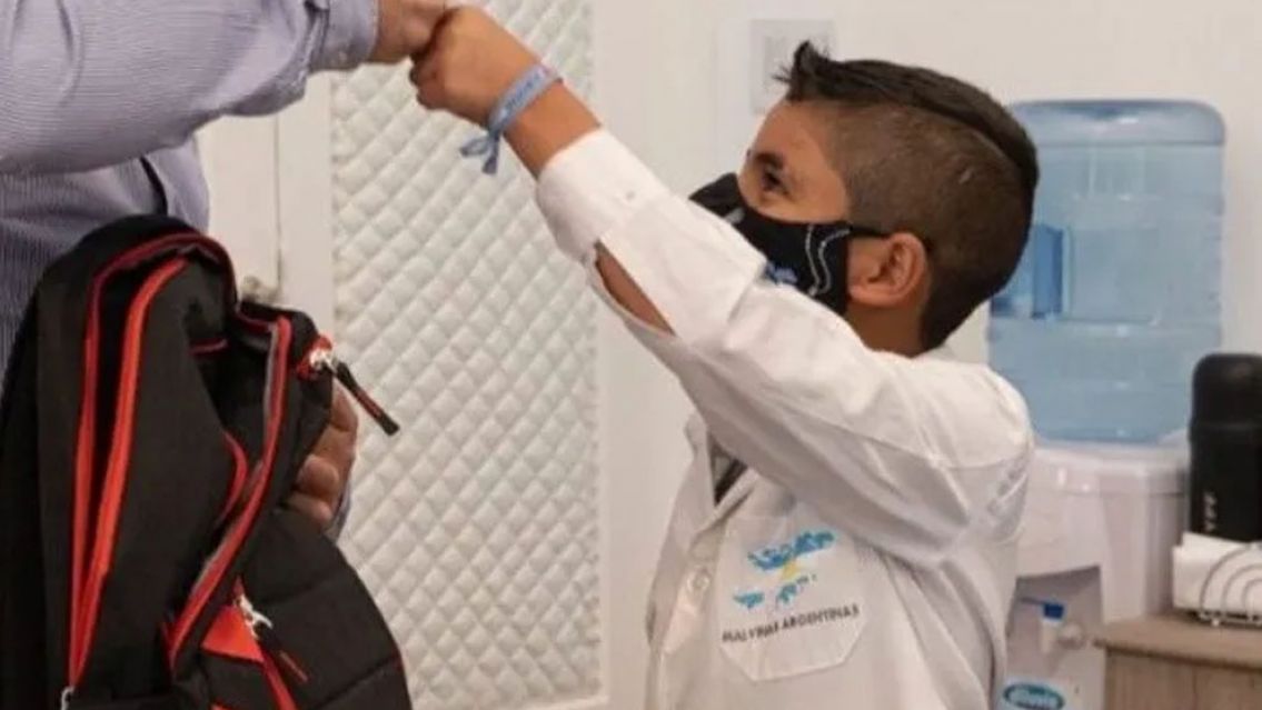 Morales propondrá que sea obligatorio el guardapolvo con la imagen de las Malvinas