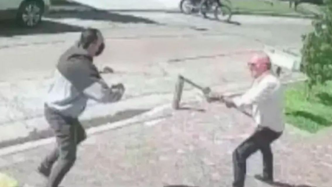 Intentó robarle a un jubilado y lo único que se llevó fue un escobazo