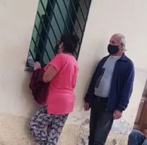 Indignación: médico atiende a afiliados del PAMI por una ventana