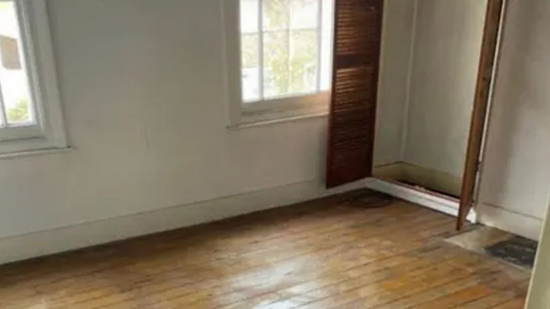 Compr� una casa, la estaba arreglando y encontr� algo horrible: "Piel de gallina"