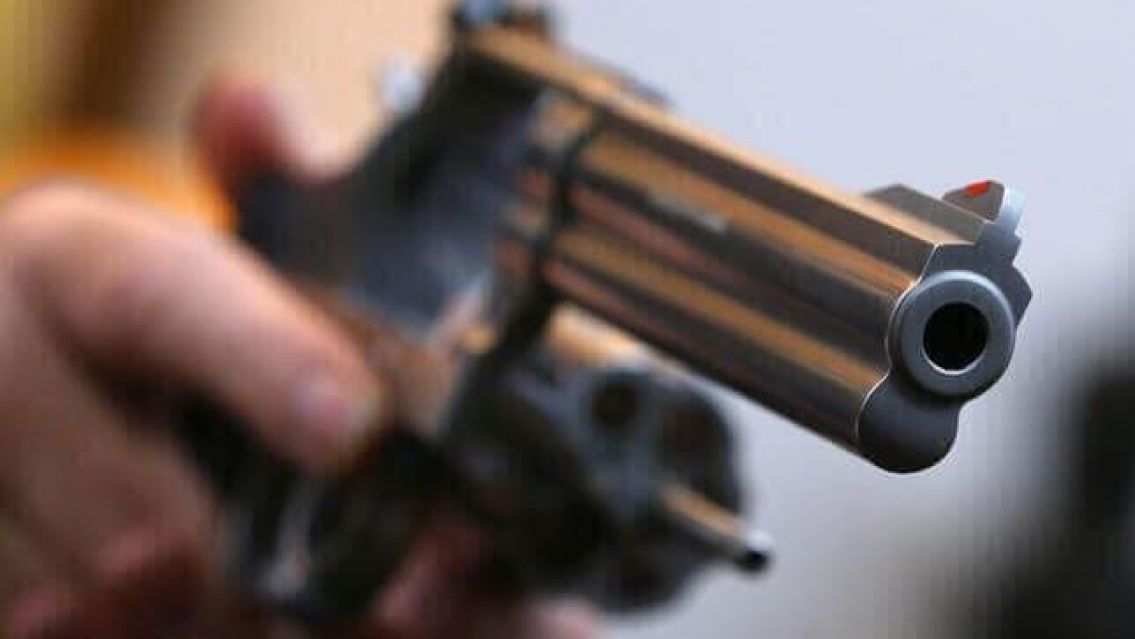 Juje�a dorm�a tranquila y despert� por una molestia: era un arma apoyada en su cabeza