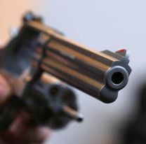 Juje&ntilde;a dorm&iacute;a tranquila y despert&oacute; por una molestia: era un arma apoyada en su cabeza