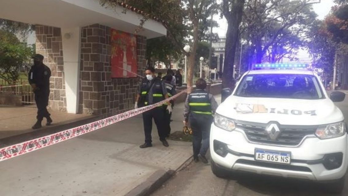 Jujeñas se pelearon en la puerta del hospital y una resultó apuñalada