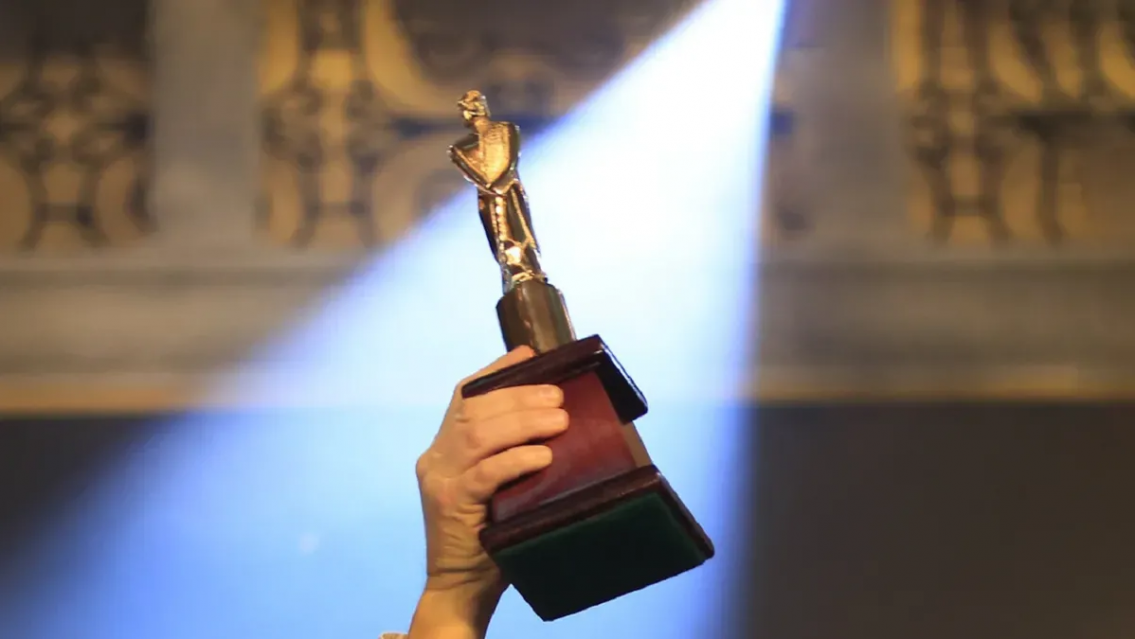 Peronchas, Kirchneristas y ladronas: Polémica por el Martín Fierro de Oro