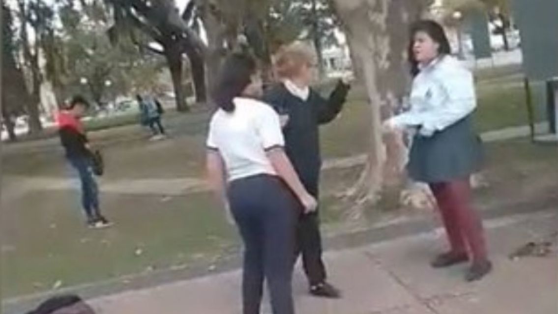 Dos chicas se pelearon al salir del colegio y una mujer las separó a los cachetazos