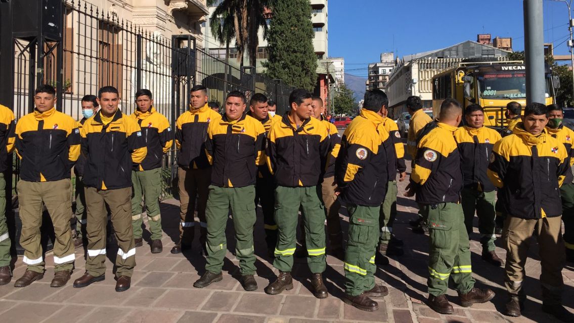 Héroes sin capa: homenajearon a brigadistas y bomberos en Jujuy