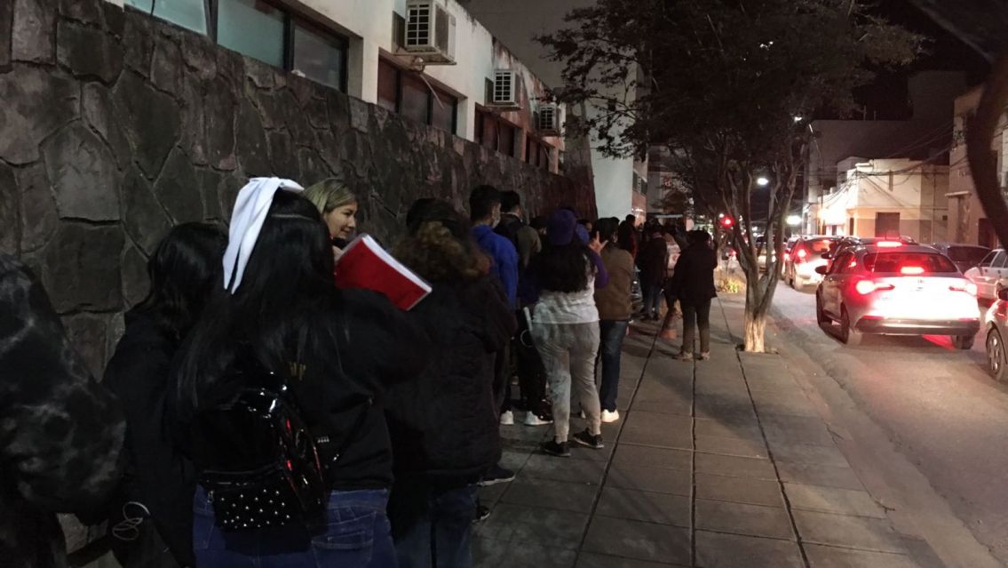 Largas filas para inscribirse en la escuela de idiomas de Jujuy y hay cupos limitados