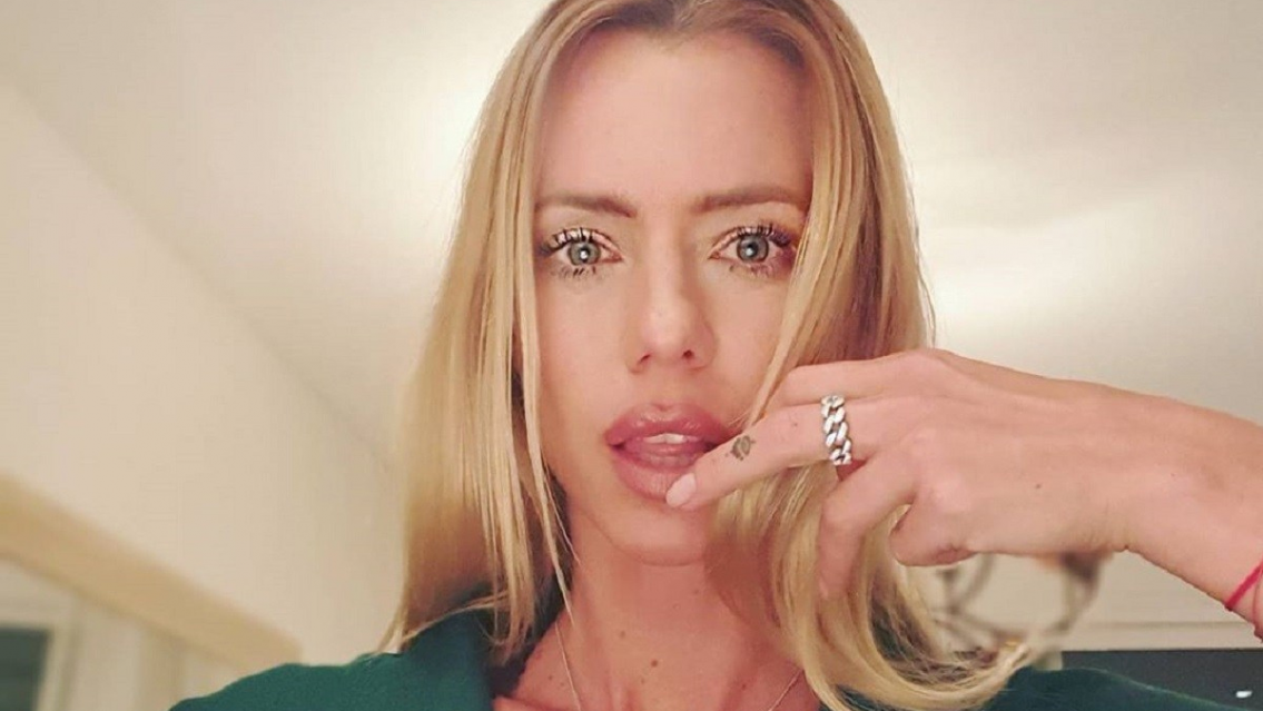 Nicole Neumann se fue a la cama y se calent� con un vecino: "Ten�s una..."