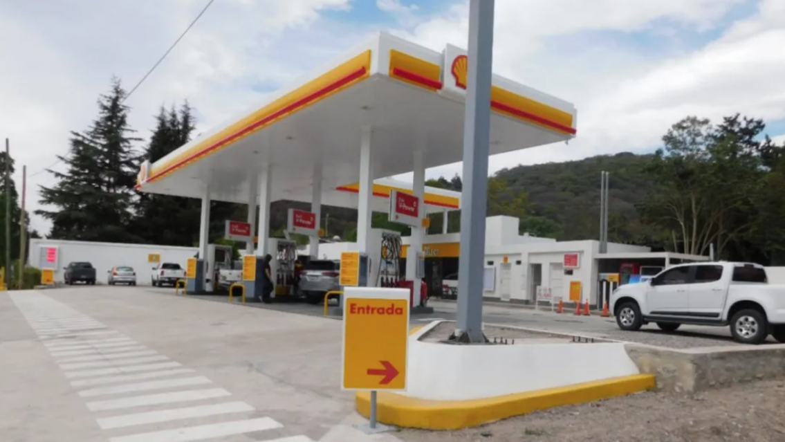No hay sueldo que aguante: Axion y Shell suben los precios de nafta y gasoil