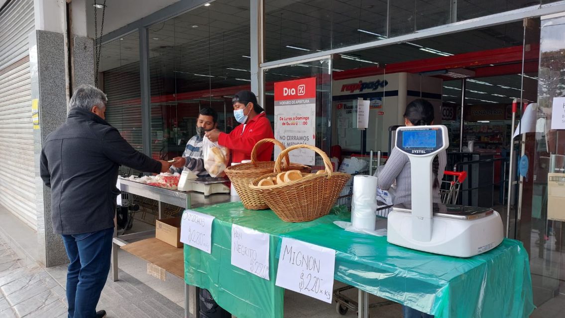 Trabajadores de Súper Día sin cobrar su sueldo venden pan para poder subsistir