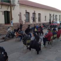 Tomaron clases en la calle a modo de protesta por la falta docentes en Jujuy