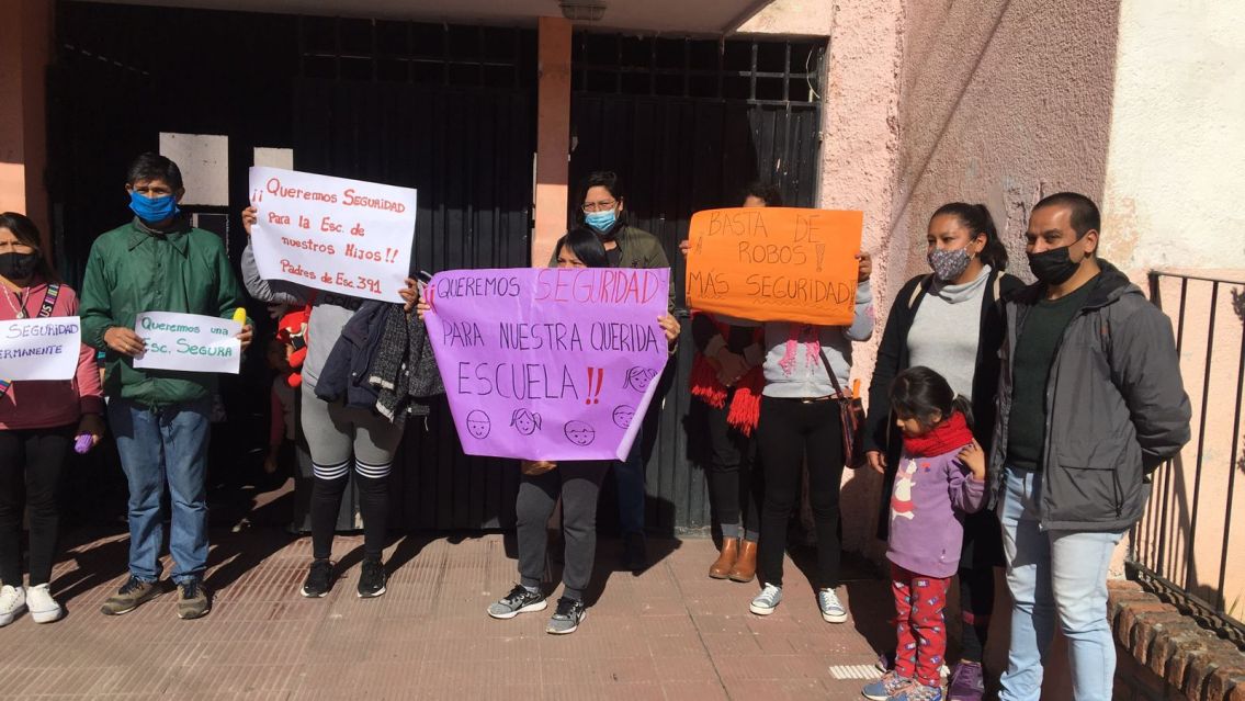 Juje�os dijeron basta de inseguridad en las escuelas con una marcha callejera