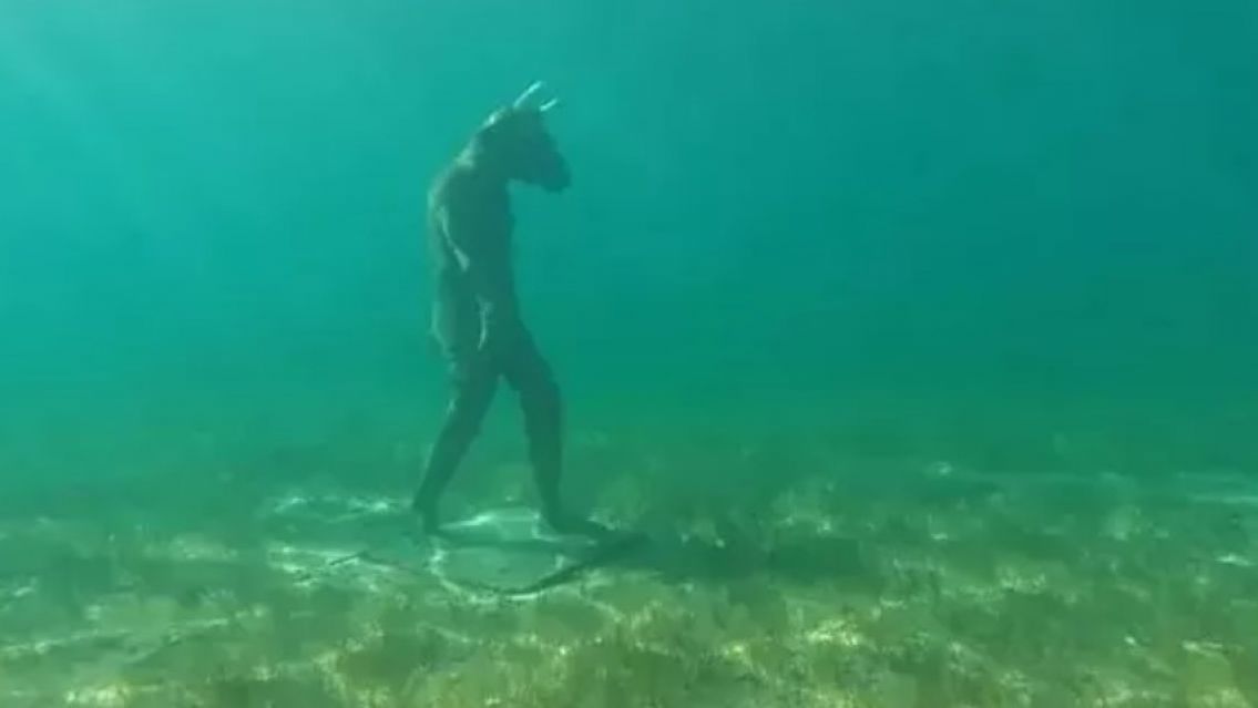 Misterio en Neuquén: apareció un minotauro en el fondo de un lago