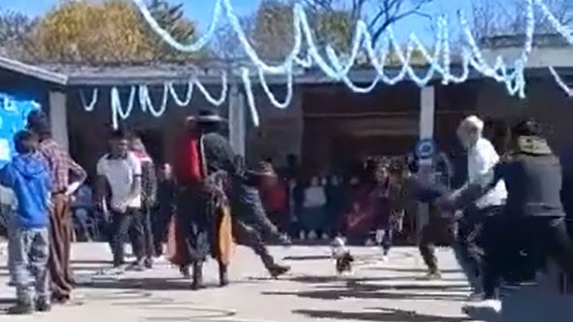 Jugaron a la pilladita con una gallina en la escuela y se mandaron cualquiera