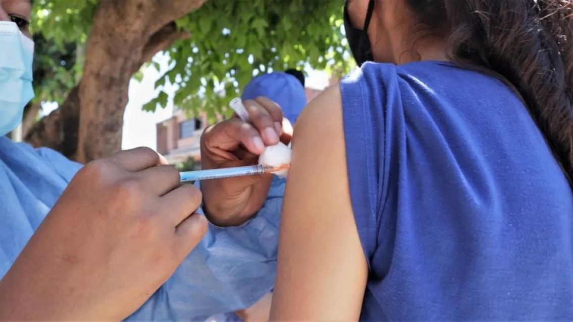 Ante la llegada de una nueva ola de COVID: habilitan la cuarta dosis para todos