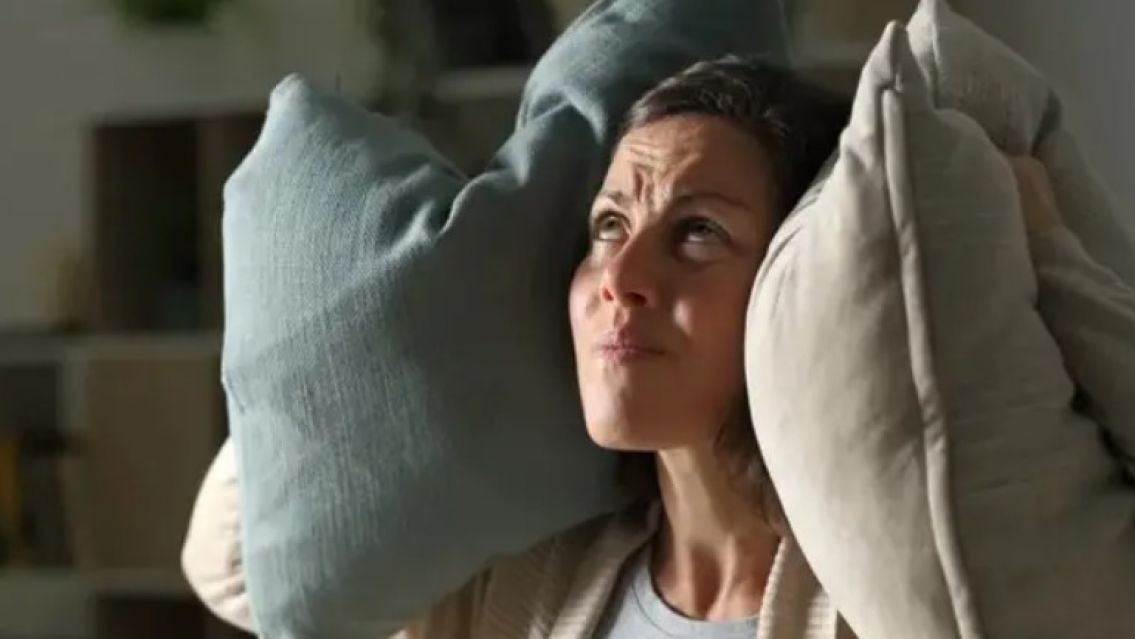 "¡Me gorrió!": escuchó ruidos íntimos, le avisó a otra vecina y se pudrió todo