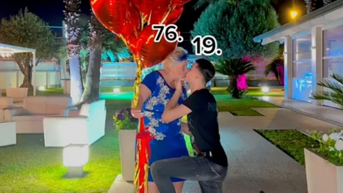 Joven de 19 años le propuso matrimonio a su novia de 76 y revolucionó TikTok