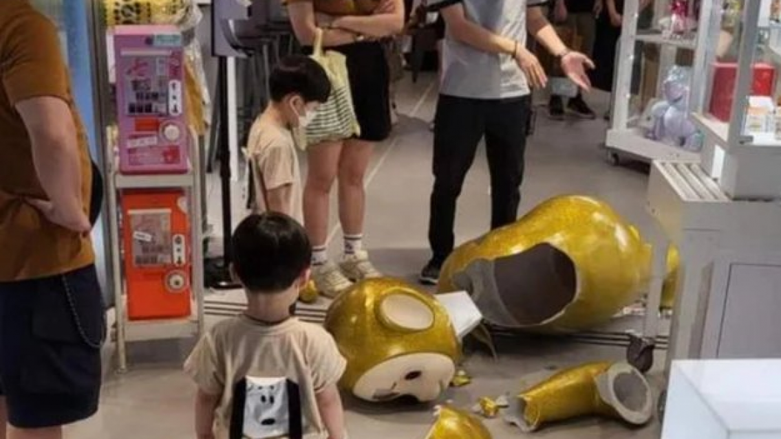 Rompió un Teletubbie gigante y sus padres fueron obligados a abonar el costo total