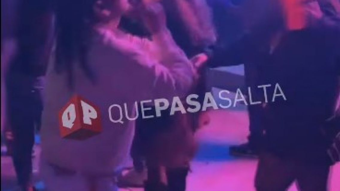 "Látigo" fue a bailar, pegó onda con una chica y así terminaron