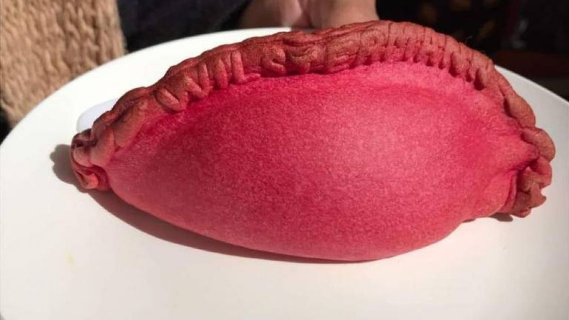 Polémica mundial: la empanada que es roja y cuesta casi 200 pesos