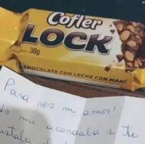 Le mandó un chocolate "Block" esperando enamorarla, pero lo destruyó con la respuesta