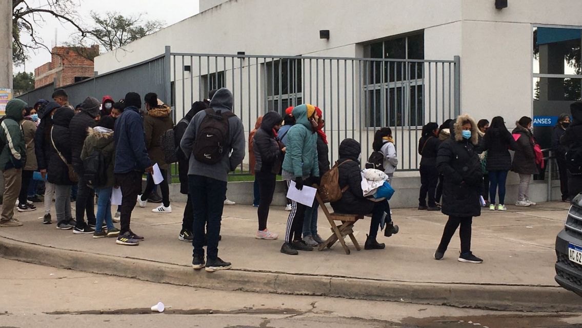 Prendieron fuego en el ANSES de Jujuy por las demoras en la atenci�n