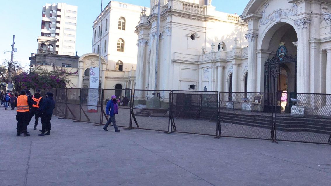 Vallaron y militarizaron la Catedral de Jujuy por la marcha de mujeres