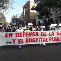 Sanitarios jujeños "abrazaron" al hospital y exigieron mejoras salariales