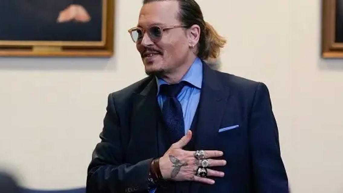 El �nico hombre que hace quedar bien al g�nero. Otro gesto m�s de Johnny Depp