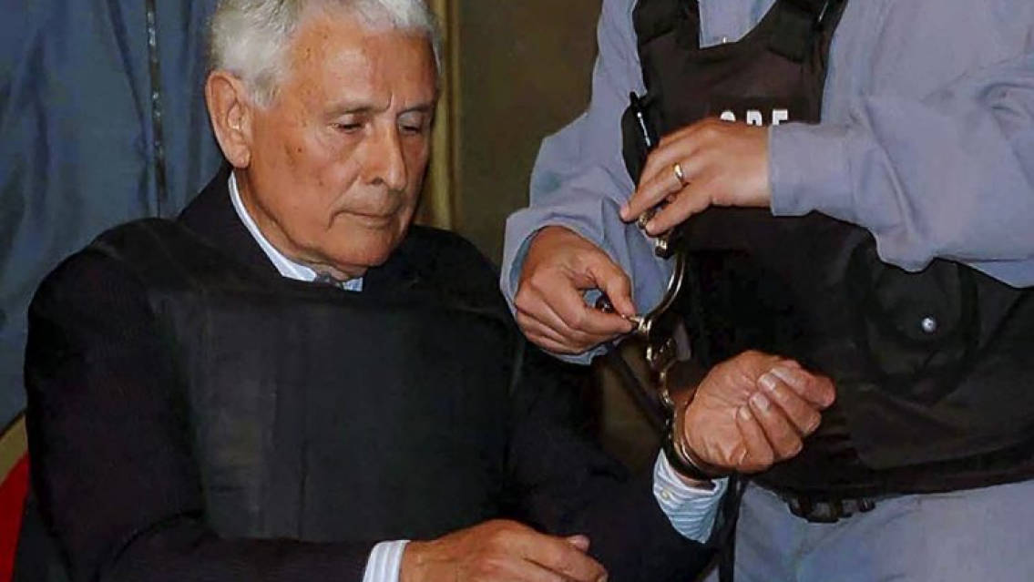 Fue condenado a su novena perpetua pero lo premiaron con la prisi�n domiciliaria