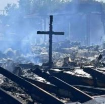 Creer o reventar: un incendio destruyó una iglesia, pero una cruz se salvó de las llamas 