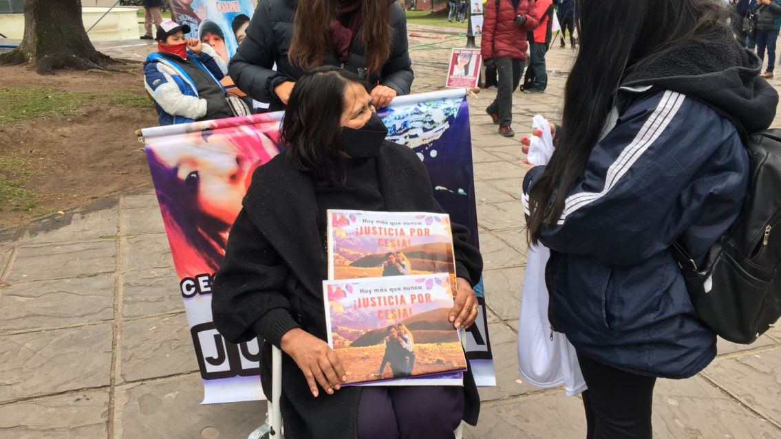 En silla de ruedas, la mam� de Cesia Reinaga se manifest� exigiendo justicia