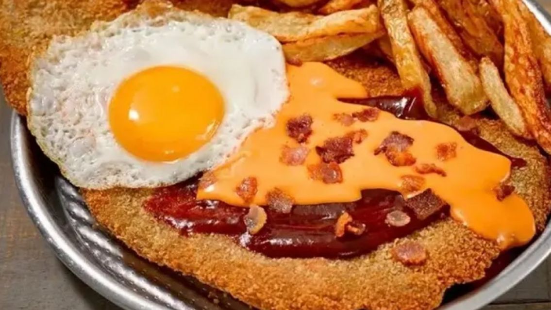 Pidi� una "milanesa descomunal" y le lleg� algo indignante: caus� furia
