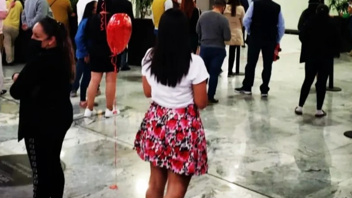 Viajó 50 horas para ver a su novia virtual por primera vez pero no la reconoció