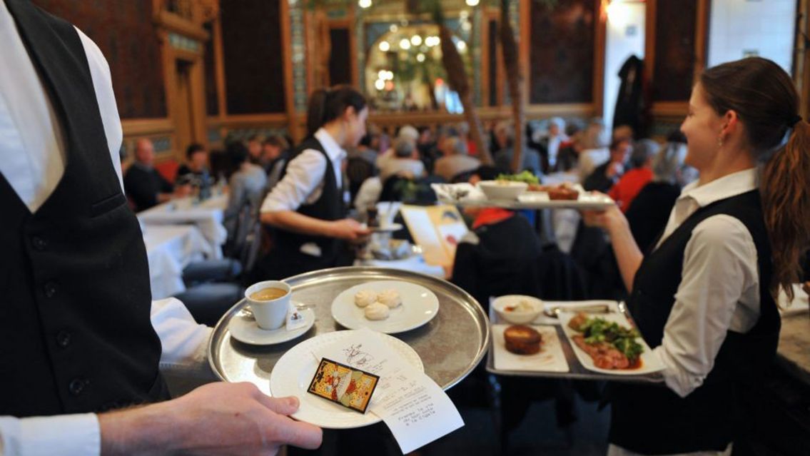 Fue a un restaurante, buchone� a los mozos y el due�o le acomod� las ideas