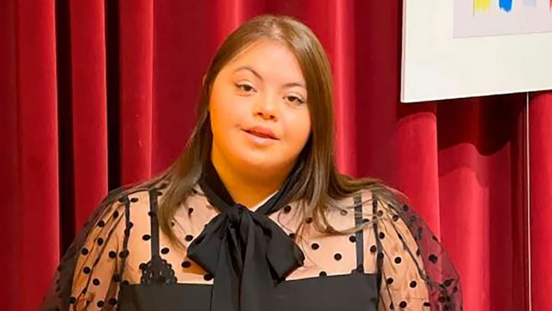 Una pintora con síndrome de Down vende sus obras a Europa y se convirtió en embajadora cultural