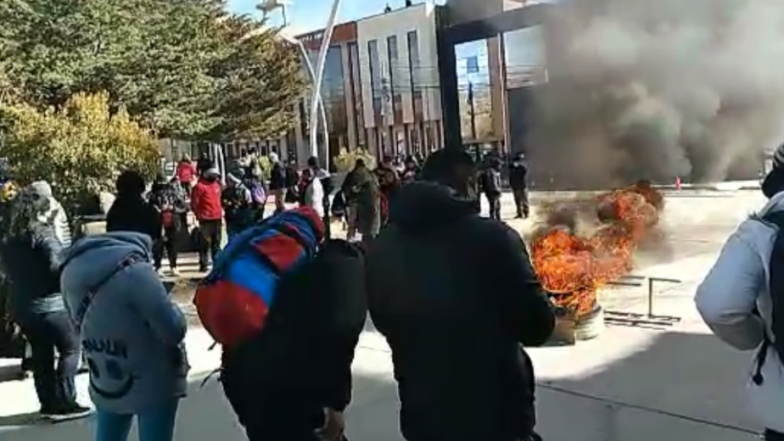 [HAY VIDEO] Tensi�n: argentinos se manifestaron en Bolivia