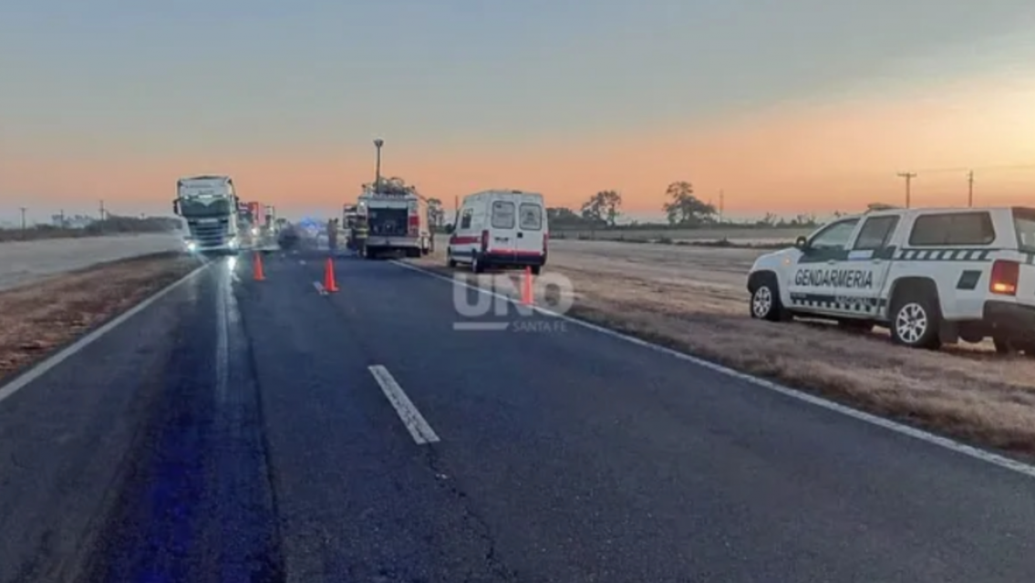 Salieron de vacaciones y chocaron en la ruta: el auto explot� y todos murieron