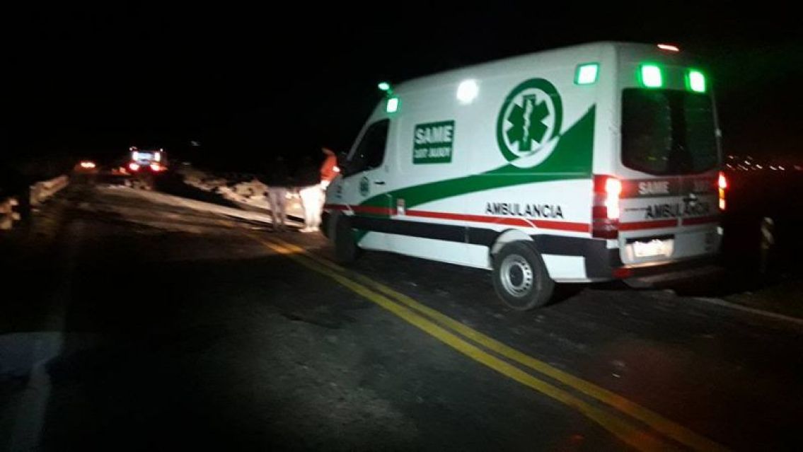 Tragedia en Jujuy: Motociclista derrap� y muri�, camioneta volc� por esquivarlo y hay otro muerto