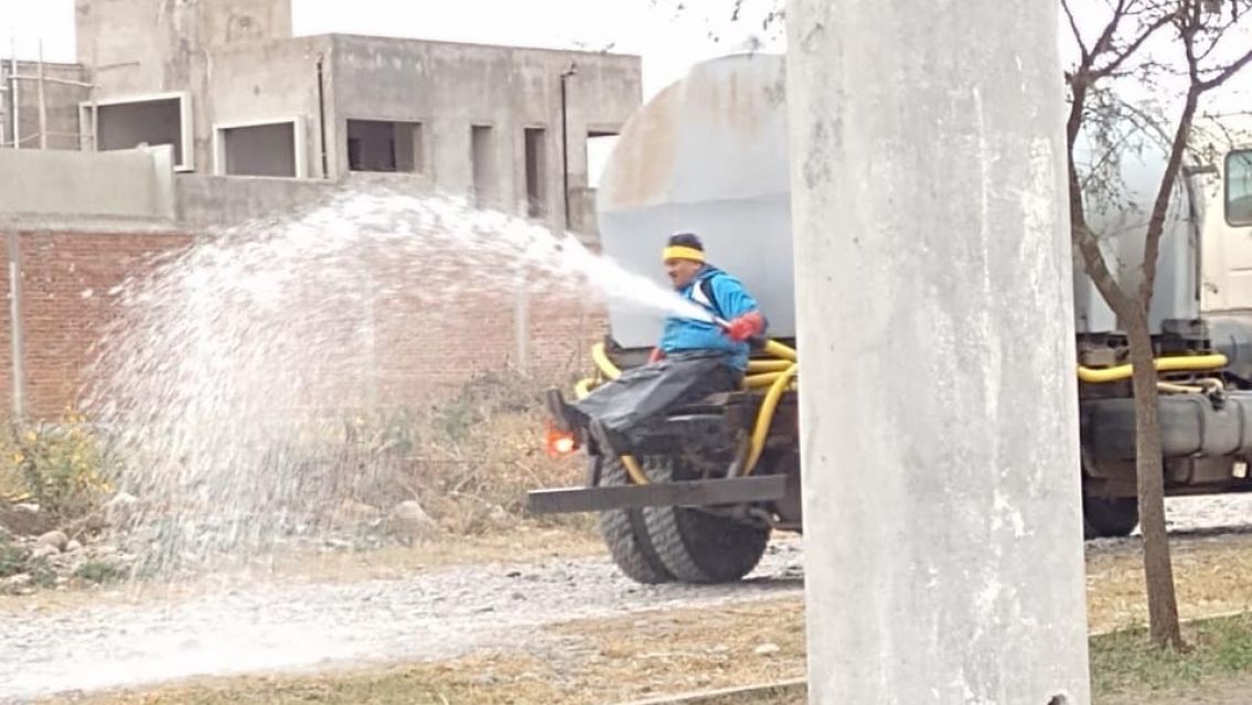 Intendente juje�o mand� a regar las calles de la peor forma y lo destrozaron