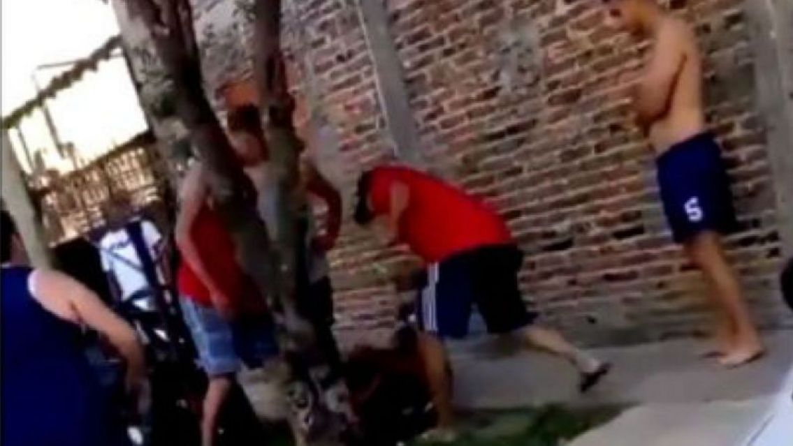 Vecinos descubrieron a un ladr�n robando una camioneta y le dieron una tremenda paliza: as� lo dejaron