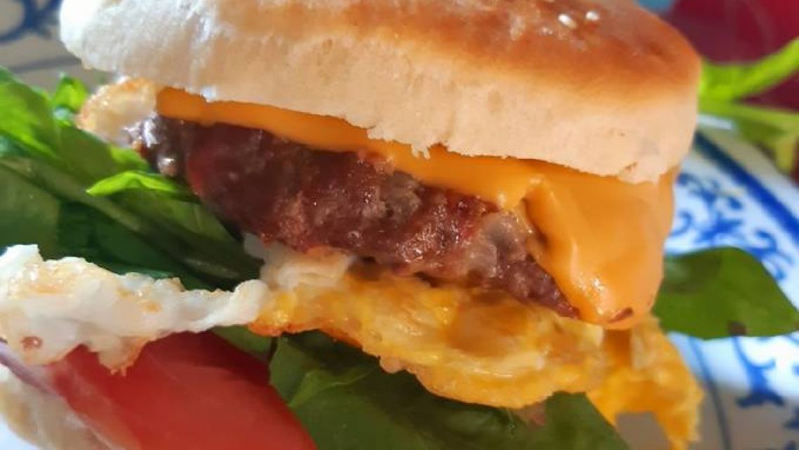 Pidi� unas hamburguesas y le llegaron de la peor forma: "Son unos desquiciados" 