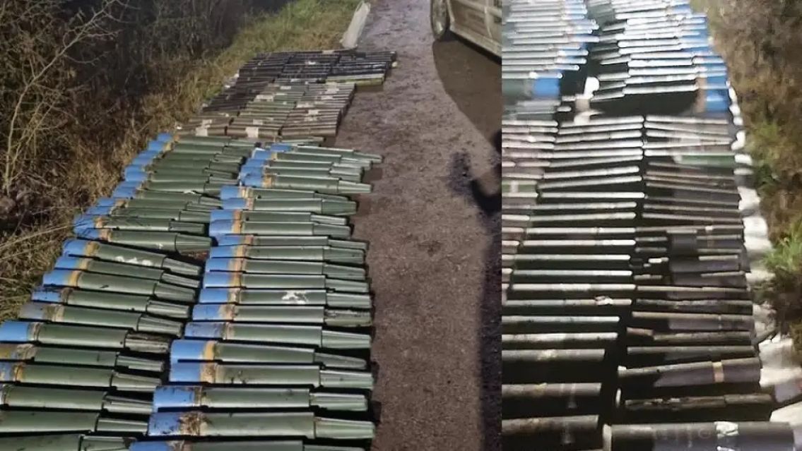 Encontraron un arsenal de guerra tirado al costado de una autopista