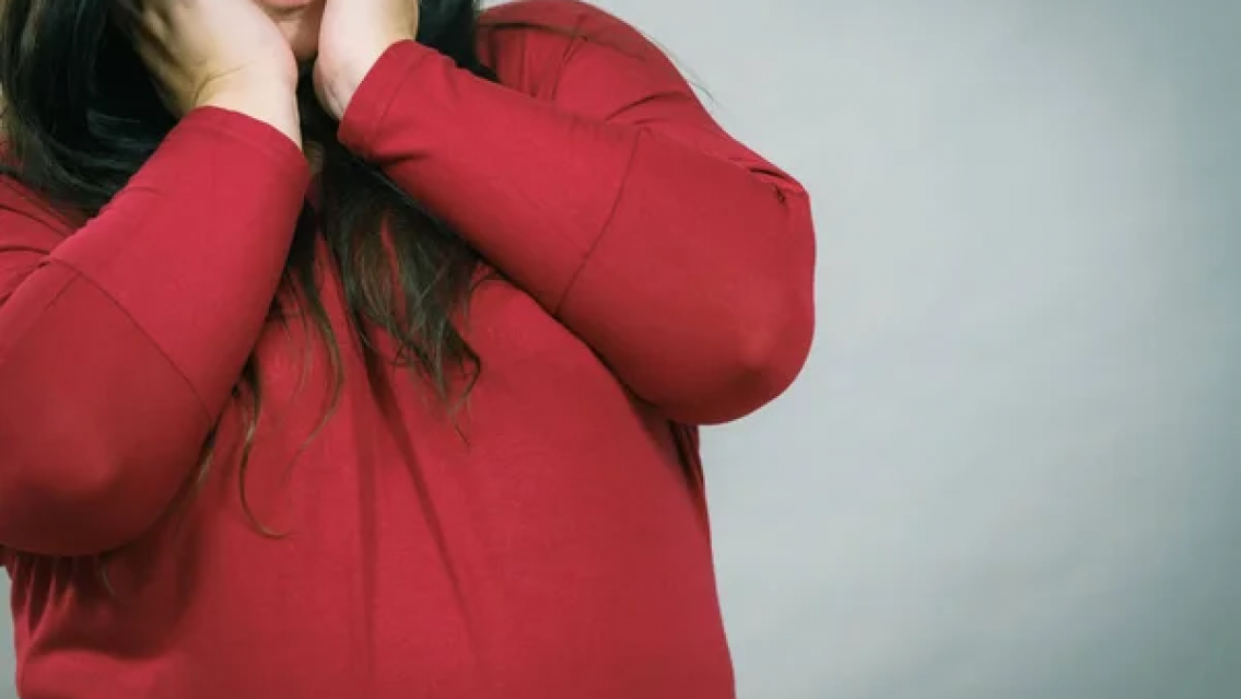 Pedido desesperado: "est�s gorda y horrible", le dijo esto a la mam� de su beb� y la tir� al piso