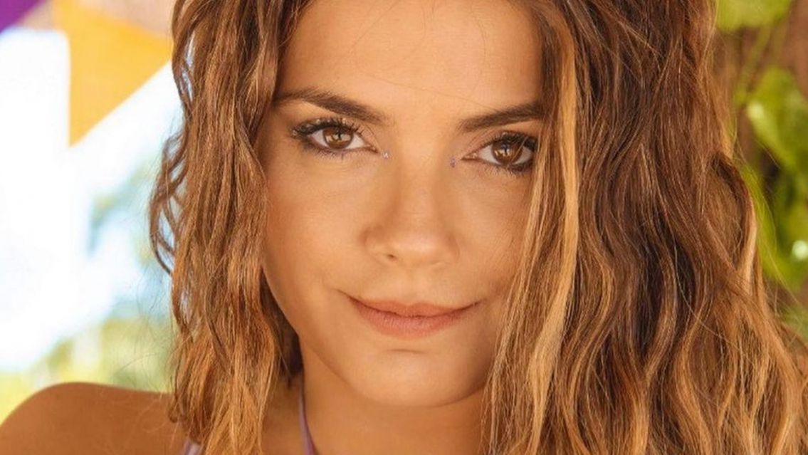 Natalie Pérez se tiró al piso y mostró su "hilo dental": ese tatuaje no lo conocíamos