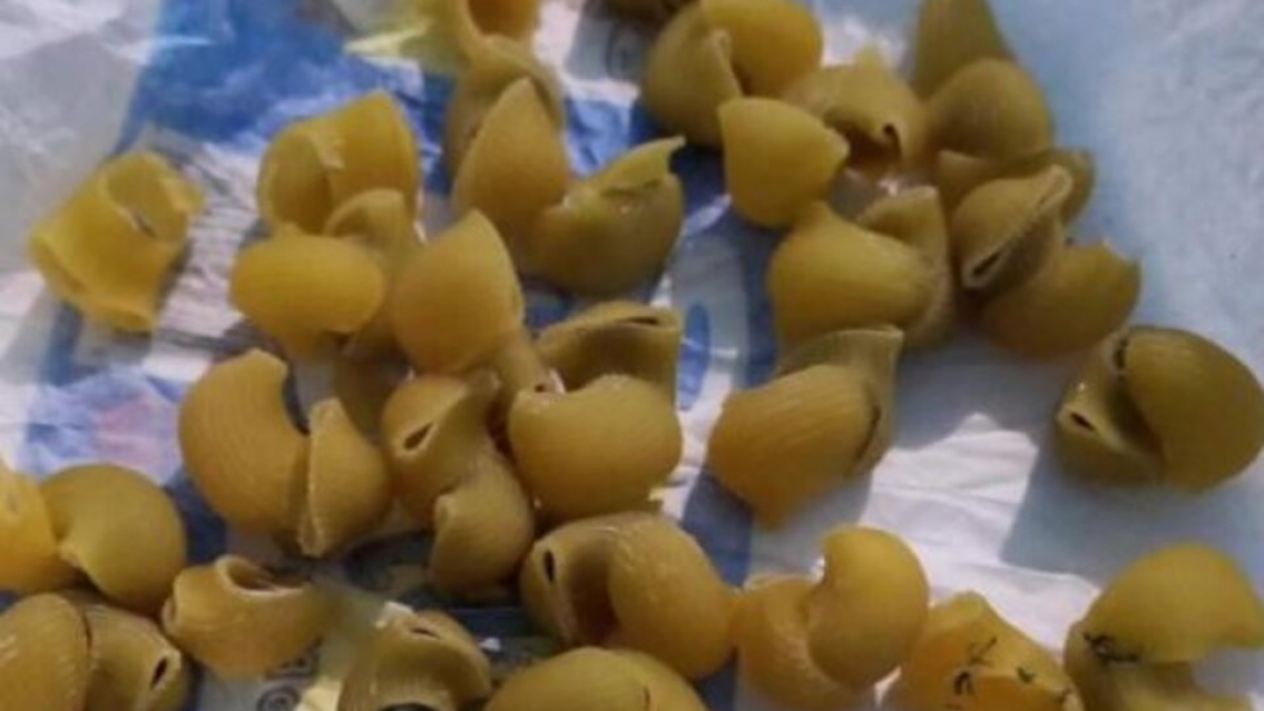 Le llev� "fideos locos" rellenos de marihuana a su hijo preso y qued� detenida ella tambi�n